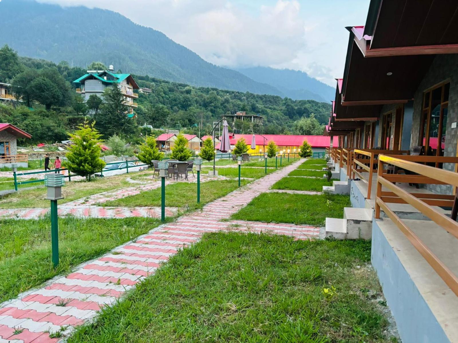 Shivalaya Retreat - A River Side 3*